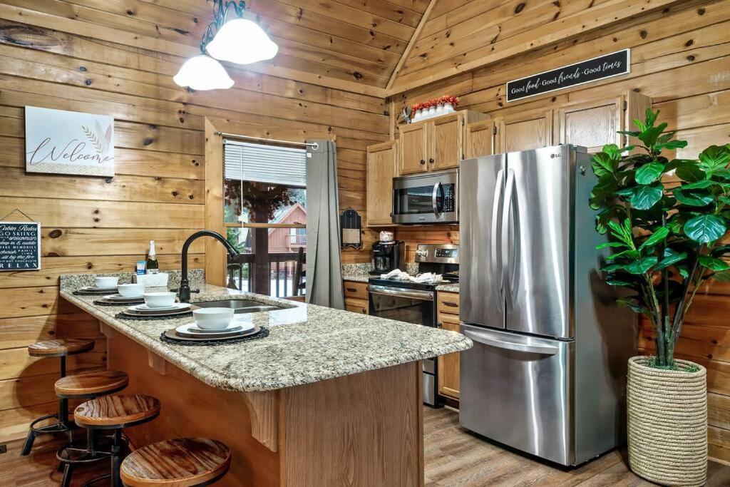 Cabin With New Hot Tub, Near Dollywood .2Bd.2Ba.Sleeps6.Bbq Sevierville Eksteriør bilde