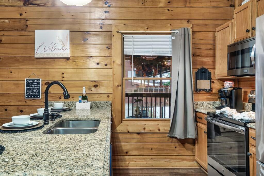 Cabin With New Hot Tub, Near Dollywood .2Bd.2Ba.Sleeps6.Bbq Sevierville Eksteriør bilde