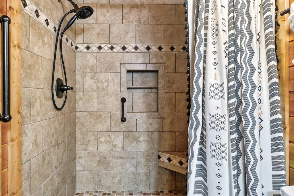 Cabin With New Hot Tub, Near Dollywood .2Bd.2Ba.Sleeps6.Bbq Sevierville Eksteriør bilde