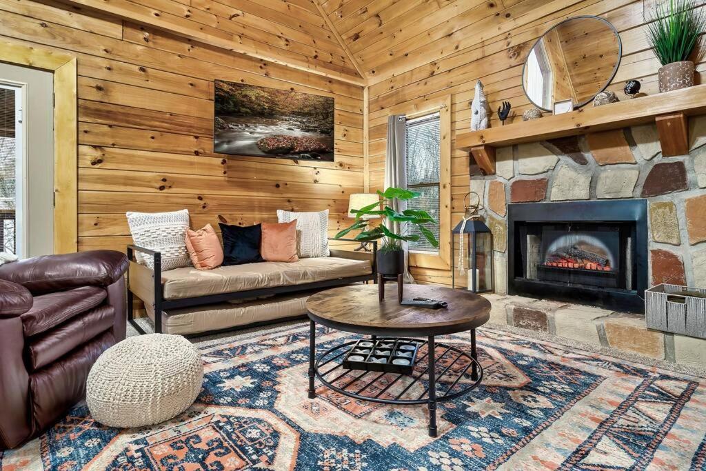 Cabin With New Hot Tub, Near Dollywood .2Bd.2Ba.Sleeps6.Bbq Sevierville Eksteriør bilde