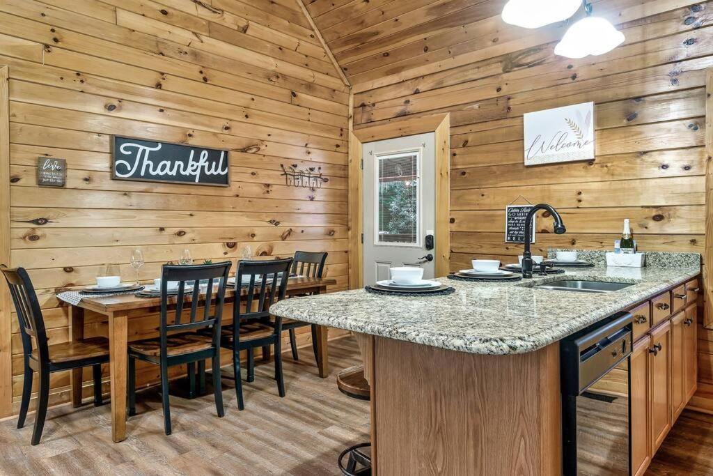 Cabin With New Hot Tub, Near Dollywood .2Bd.2Ba.Sleeps6.Bbq Sevierville Eksteriør bilde