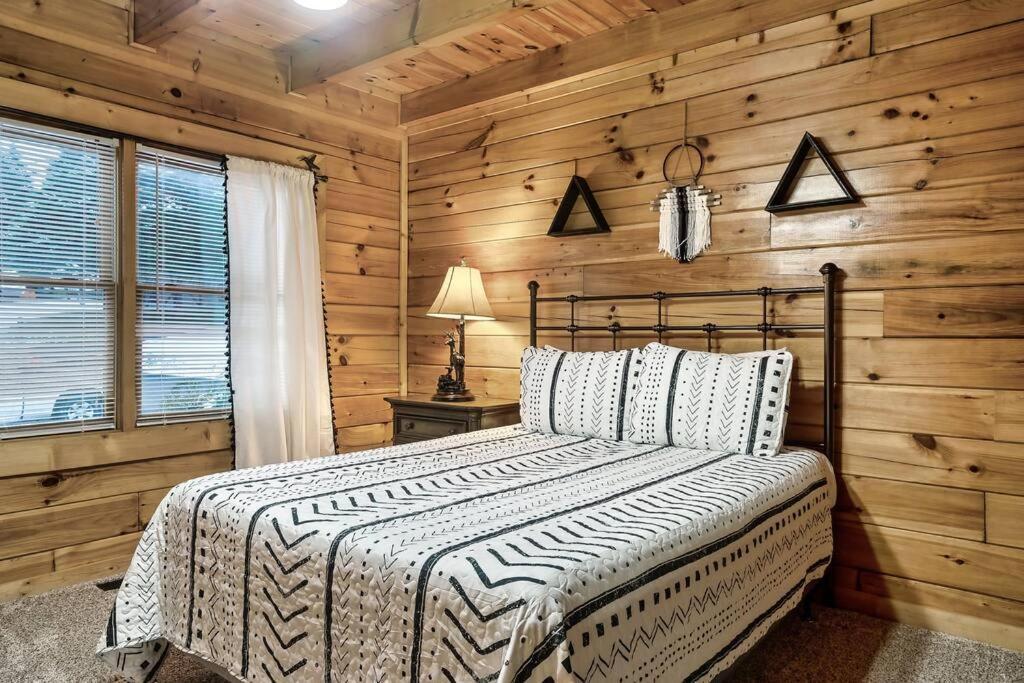 Cabin With New Hot Tub, Near Dollywood .2Bd.2Ba.Sleeps6.Bbq Sevierville Eksteriør bilde