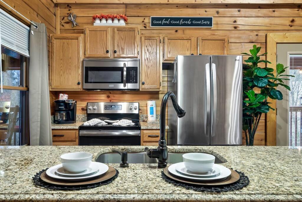 Cabin With New Hot Tub, Near Dollywood .2Bd.2Ba.Sleeps6.Bbq Sevierville Eksteriør bilde