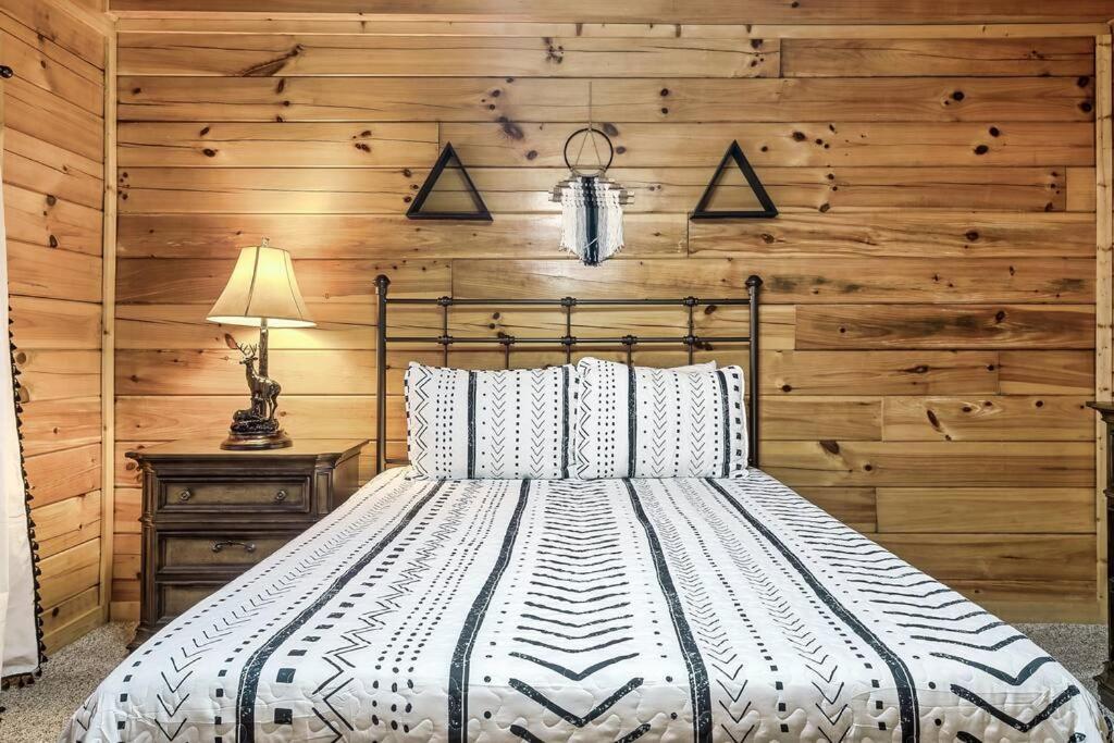 Cabin With New Hot Tub, Near Dollywood .2Bd.2Ba.Sleeps6.Bbq Sevierville Eksteriør bilde